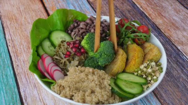 Superfood Vegan Sağlıklı Kase 'ye yakın çekim. Sağlıklı Yeme Konsepti. — Stok video