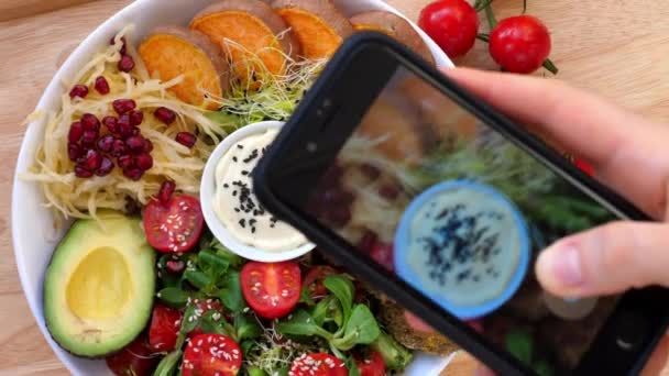 Donna mano prendendo Smartphone cibo foto di Vegan insalata di verdure. — Video Stock