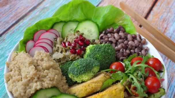 Buddha skål med Quinoa, Chickpea Falafel Patties, röda bönor och sallad. Hälsosam vegansk mat koncept. — Stockvideo