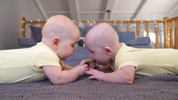 Chicas gemelas jugando juntas con juguete ecológico de madera. — Vídeos de Stock