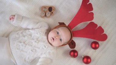 Altı aylık Bebek Şenlikli Noel Geyiği Boynuzları Giyiyor. 