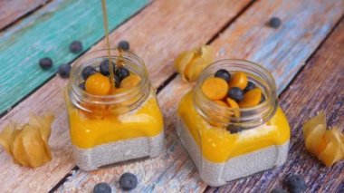 Sağlıklı Vegan Kahvaltısı: Meyveli Chia Pudding ve Akçaağaç şurubu. 