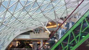 Asansörde maske takan insanların yan görüntüsü. Coronavirüs salgını sırasında kamu sağlık kuralları. Varşova-Polonya-2020