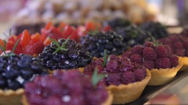 Fırında kremalı taze böğürtlenli mini tart. Tatlılar ve tatlılar konsepti. 