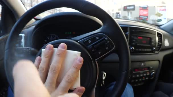 Hombre limpieza volante por pulverización con desinfectante. Desinfectante. — Vídeos de Stock