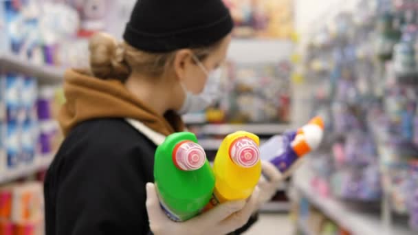 Mujer usando máscara durante Coronavirus Compras y almacenamiento en el supermercado. — Vídeos de Stock