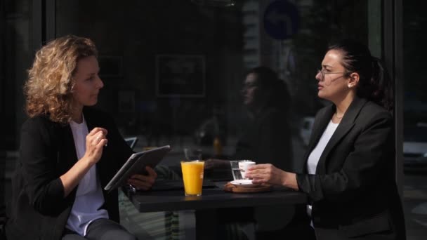 Business Lunch zweier Unternehmensfrauen im Gespräch über Details einer Partnerschaft ihrer Unternehmen — Stockvideo