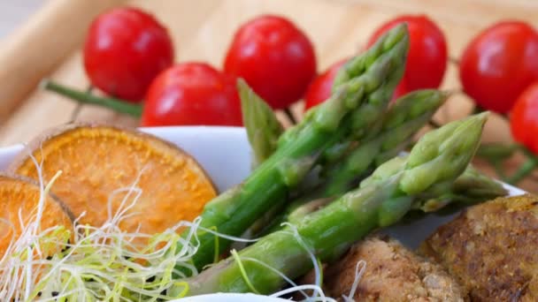 Detailní záběr na zdravé jídlo. Vegan Buddha Bowl s fazolemi a zeleninou. — Stock video