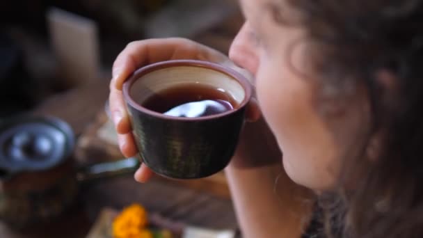 Theeceremonie. vrouw genieten van haar kopje zwarte thee — Stockvideo