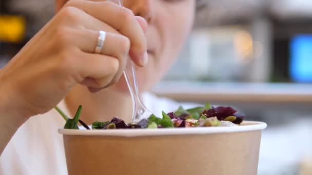 Szybki lunch z pracowitą kobietą w sklepie spożywczym. Jedzenie zielonej sałatki w pośpiechu. — Wideo stockowe