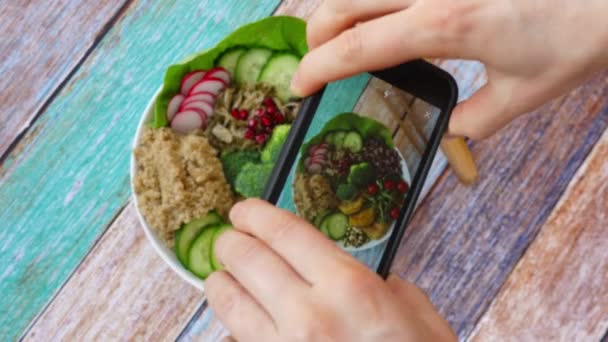 Mulher tirando foto de comida Vegan usando Smartphone. Tigela de Buda saudável com Quinoa e legumes. — Vídeo de Stock