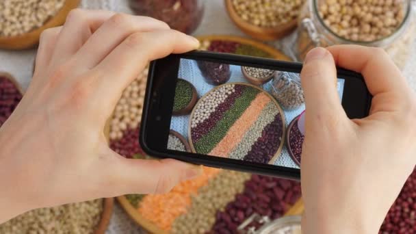Ruce Fotografování různých fazolí pomocí smartphonu. — Stock video