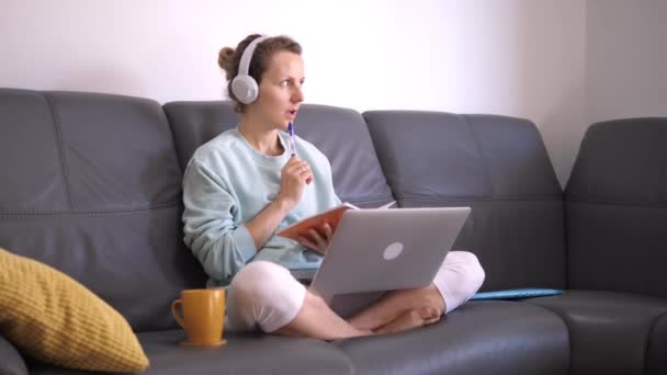 Vit kvinna njuter av distansundervisning på datorn hemifrån. Karantänbegreppet Covid-19. — Stockvideo