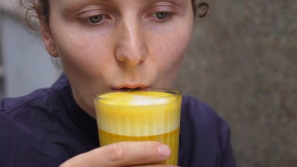 Close up de bebendo café açafrão vegan feminino latte . — Vídeo de Stock