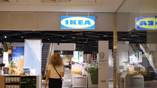 Tylne ujęcie kobiety zakładającej maskę na twarz, gdy wchodziła do sklepu Ikea. Warszawa-Polska-2020 — Wideo stockowe