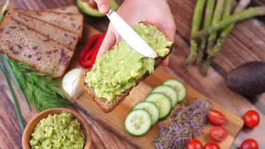 Sağlıklı Vegan Kahvaltısı İçin Avokado 'nun Tost Üzerine Ezmesi.