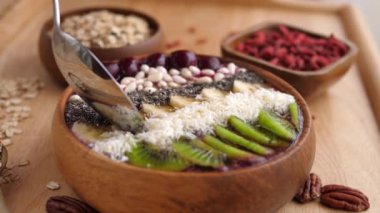 Superfood, meyve ve böğürtlenli meyve suyu kasesi.. 