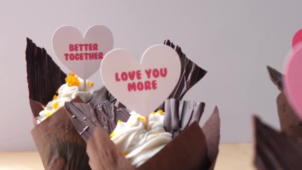 Valentim Cupcakes com cartões de saudação de amor. — Vídeo de Stock