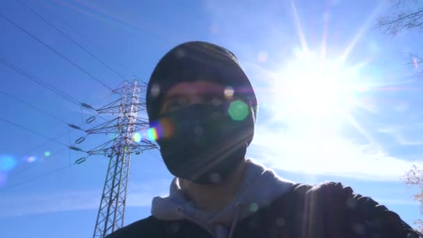 Mężczyzna w masce ochronnej na zewnątrz. Coronavirus, Zanieczyszczenie powietrza, Wirus. — Wideo stockowe