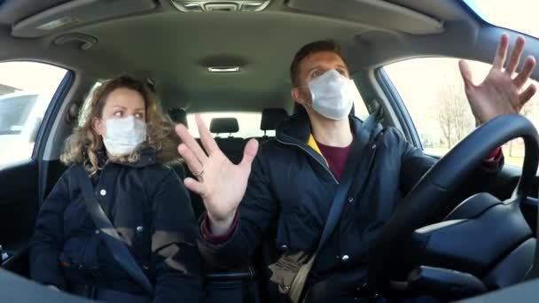 Paar, das im Auto fährt, trägt zur Vorbeugung gegen Coronavirus eine Gesichtsschutzmaske. — Stockvideo