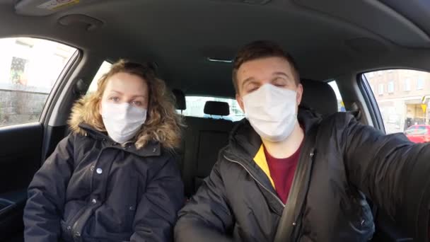 Blogger par bär ansiktsmask Skytte video blogg om Coronavirus I bil. — Stockvideo