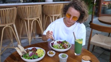 Dışarıda tek başına yemek yiyen bir kız. Öğle yemeğini tek başına yiyorsun.