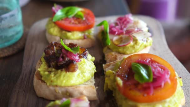 Tanaman berbasis varietas makanan pembuka. Bruschetta vegan yang berwarna-warni dan sehat dengan menyebar dan sayuran segar — Stok Video