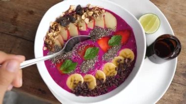 Ejderha meyve suyu kasesindeki kaşığın en üst görüntüsü. Sağlıklı vejetaryen kahvaltı konsepti