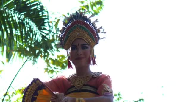 Dançarina balinesa em um traje tradicional realizando em uma cerimônia ritual. Festivais étnicos, férias espirituais e arte.Bali-May-2021 — Vídeo de Stock