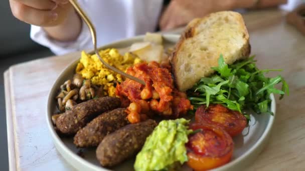 Interprétation végétalienne du petit déjeuner anglais classique. Haricots, falafels, légumes et avocats — Video