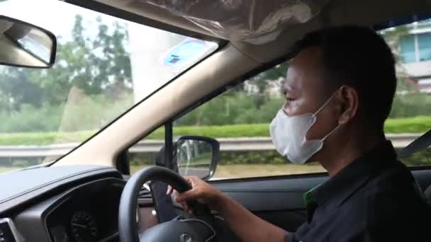 Vista laterale di un conducente con una maschera facciale. Limitazioni Covid-19. Bali-giugno-2021 — Video Stock