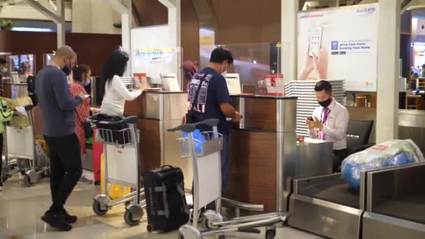 Neue Check-in-Regeln an Flughäfen und öffentlichen Plätzen. Fluggäste zeigen dem Personal vor dem Abflug lebhafte Tests. Bali-Juni-2021 — Stockvideo