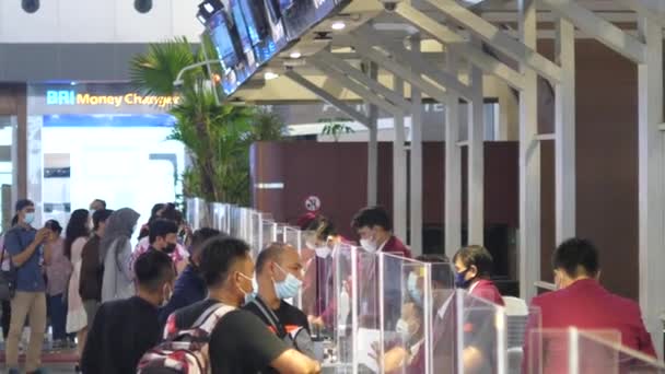 Pracownicy lotniska meldują się u pasażerów. Wszystko w maskach. Bali-czerwiec-2021 — Wideo stockowe