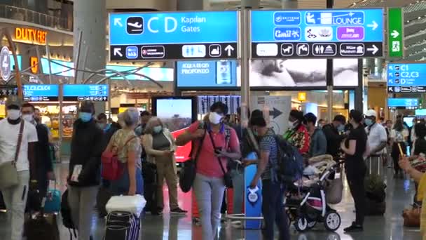 Hektischer Tag am Flughafen. Passagiere mit Mundschutz vor dem Flug. Bali-Juni-2021 — Stockvideo