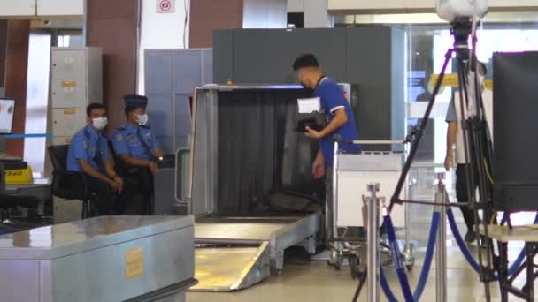 Seguridad escaneando equipaje en el aeropuerto. Bali-junio-2021 — Vídeos de Stock