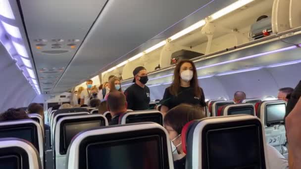 Los pasajeros con máscaras faciales entran en el avión lentamente. Bali-junio-2021 — Vídeo de stock