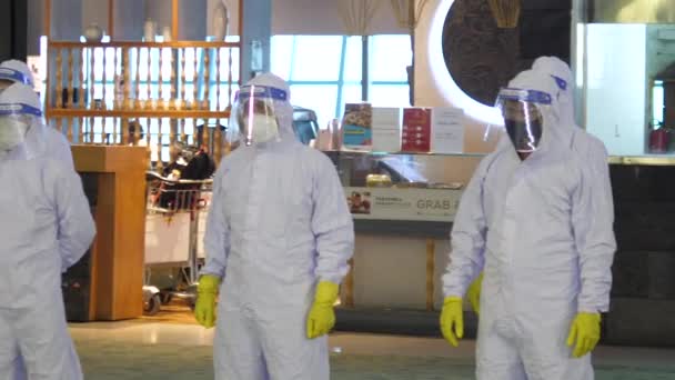 Gli operatori medici coperti completamente in tuta PPE come protezione contro il coronavirus. Nuove misure di sicurezza in luoghi pubblici affollati. Bali-giugno-2021 — Video Stock