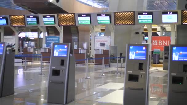 Linia lotnisk samoobsługowych kiosków odpraw. Bali-czerwiec-2021 — Wideo stockowe