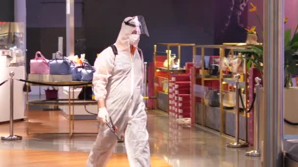 PPE 슈트의 의료 종사자 가 공항을 걷고 있습니다. Covid-19 에 대한 방어 조치. 국제 보건 기구. 발리 - 6 월 -2021 년 — 비디오