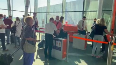 İnsanlar biletlerini tarayan uçağa biniyorlar. Bali-Haziran-2021