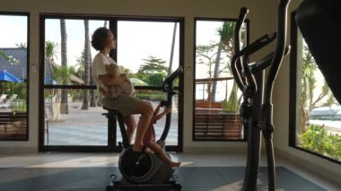 İkizlerin annesi geniş bir spor salonunda bisiklet eğitmeninde çalışıyor. Meşgul bir anne gibi zinde kalmak. 