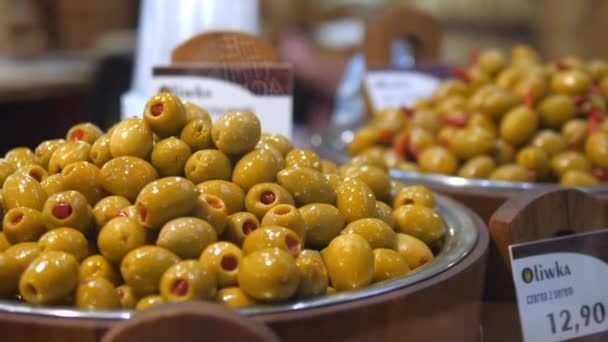 Primo piano di olive farcite con pimentos dimostrate nei prodotti alimentari locali marcati — Video Stock