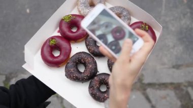 Akıllı telefondan bir düzine organik vejetaryen çöreğin fotoğrafını çekmenin en iyi görüntüsü. Gıda blogu kavramı