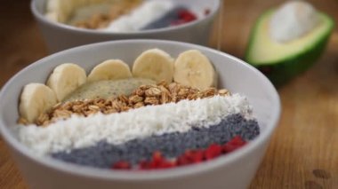 Sağlıklı organik vejetaryen smoothie kasesine şurup döküyorum..