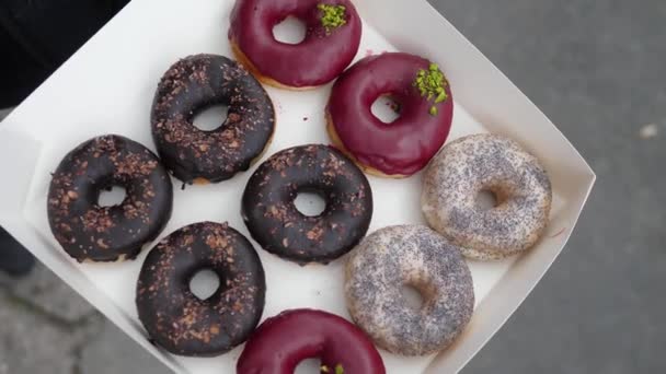 Vegane Desserts. Öffnen einer rosafarbenen Schachtel mit einem Satz zuckerfreier Bio-Donuts — Stockvideo