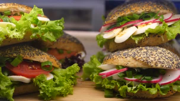 Variedad de sándwiches vegetarianos orgánicos saludables en una pantalla — Vídeo de stock