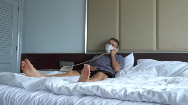 Time-lapse en un hombre caucásico aburrido tratando de entretenerse mientras está en cuarentena con teléfono, ejercicios y meditación. — Vídeos de Stock