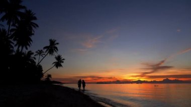 Sunset Beach, Tayland tarihinde yürüme Çift