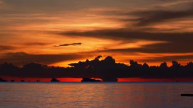 Gün batımı. Deniz manzarası. Tayland. Yüksek hızlı filme.