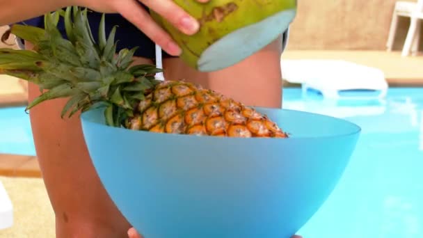 Mettre des fruits exotiques dans un bol — Video